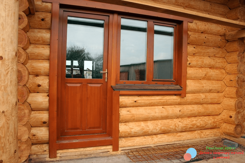 Деревянное окно и балконная дверь